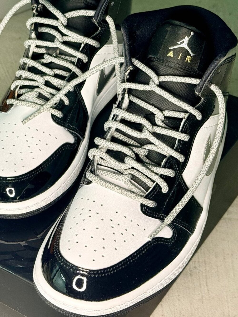Air Jordan 1 Mid SE Men's Shoes, Size 9, Black/White/Metallic Gold/Silver